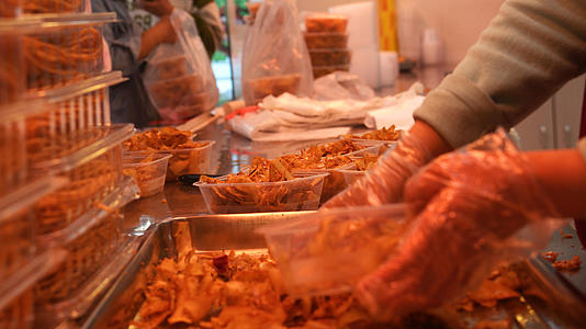 山东淄博网红八大菜市场最受欢迎的美食小吃炒锅饼4k素材视频的预览图