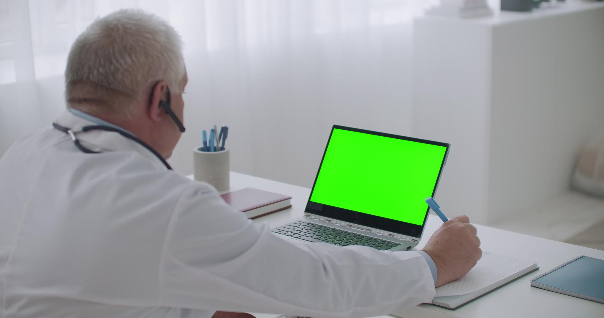 与治疗师在线预约医生正在使用带有绿色显示的笔记本电脑视频的预览图