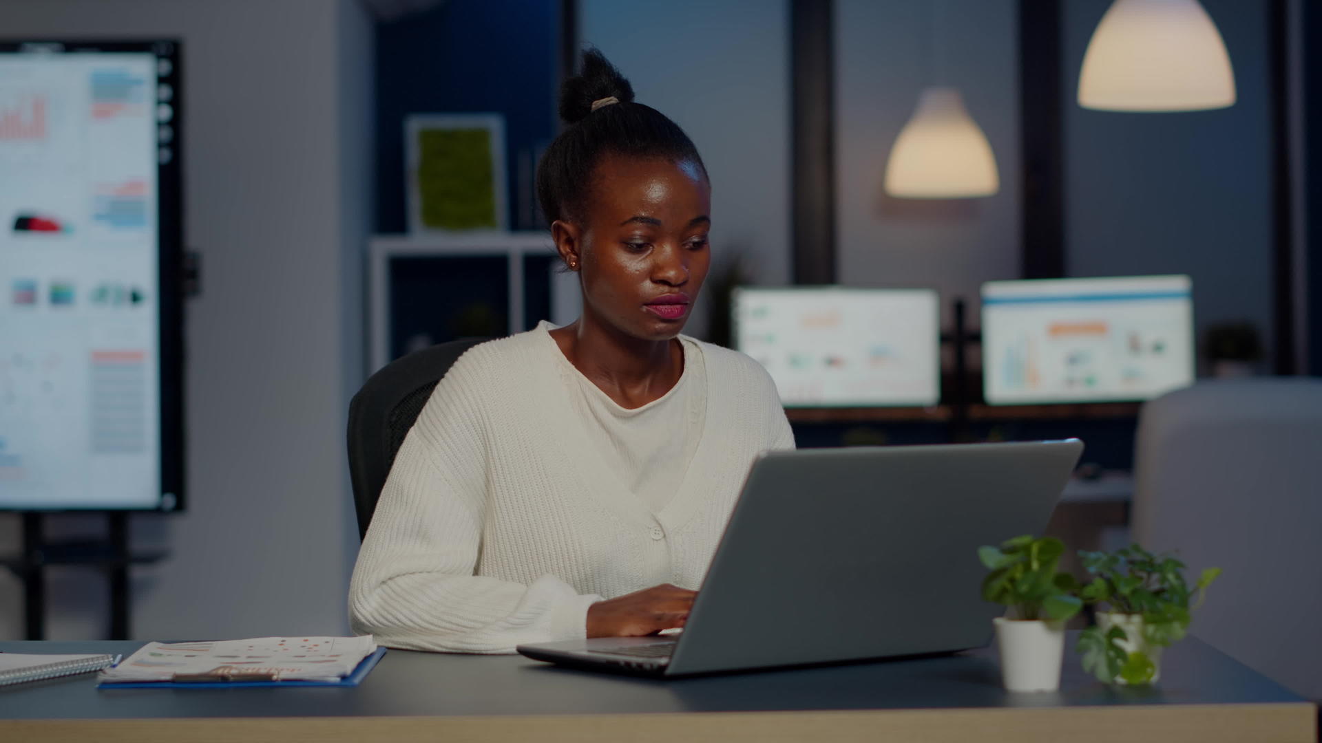 非洲女务图表加班的非洲女经理African经理视频的预览图