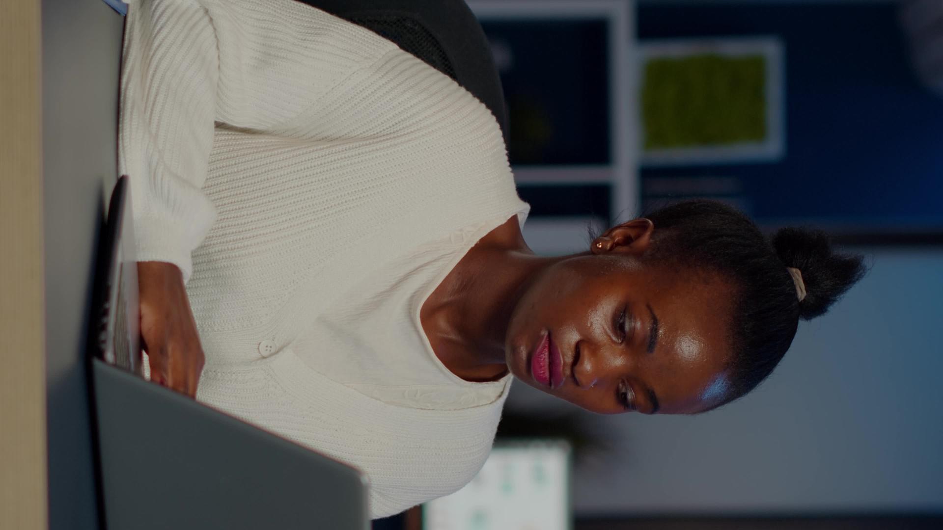 非洲女务图表加班的非洲女经理视频的预览图