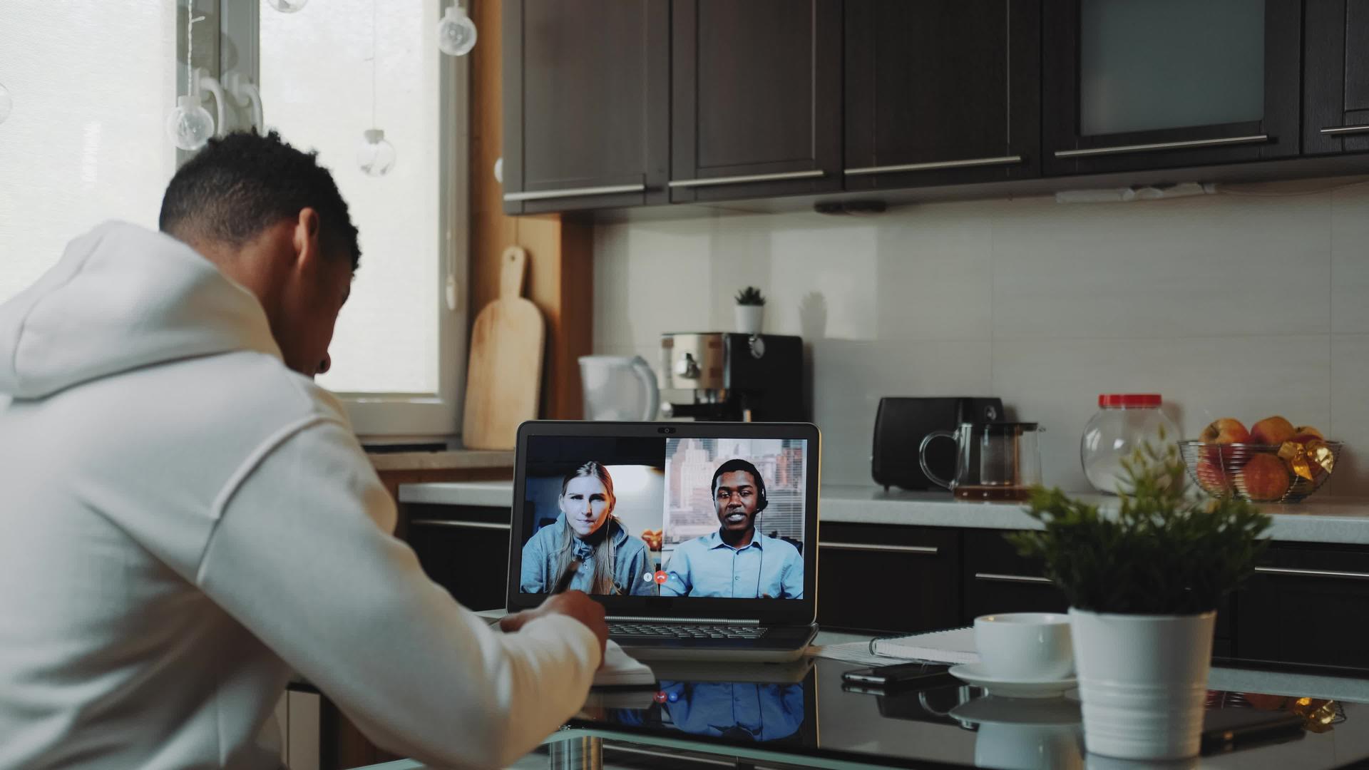 在家工作的多种族同事通过计算机进行普通视频通话视频的预览图