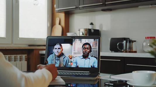 在家工作的多种族同事通过计算机进行普通视频通话视频的预览图