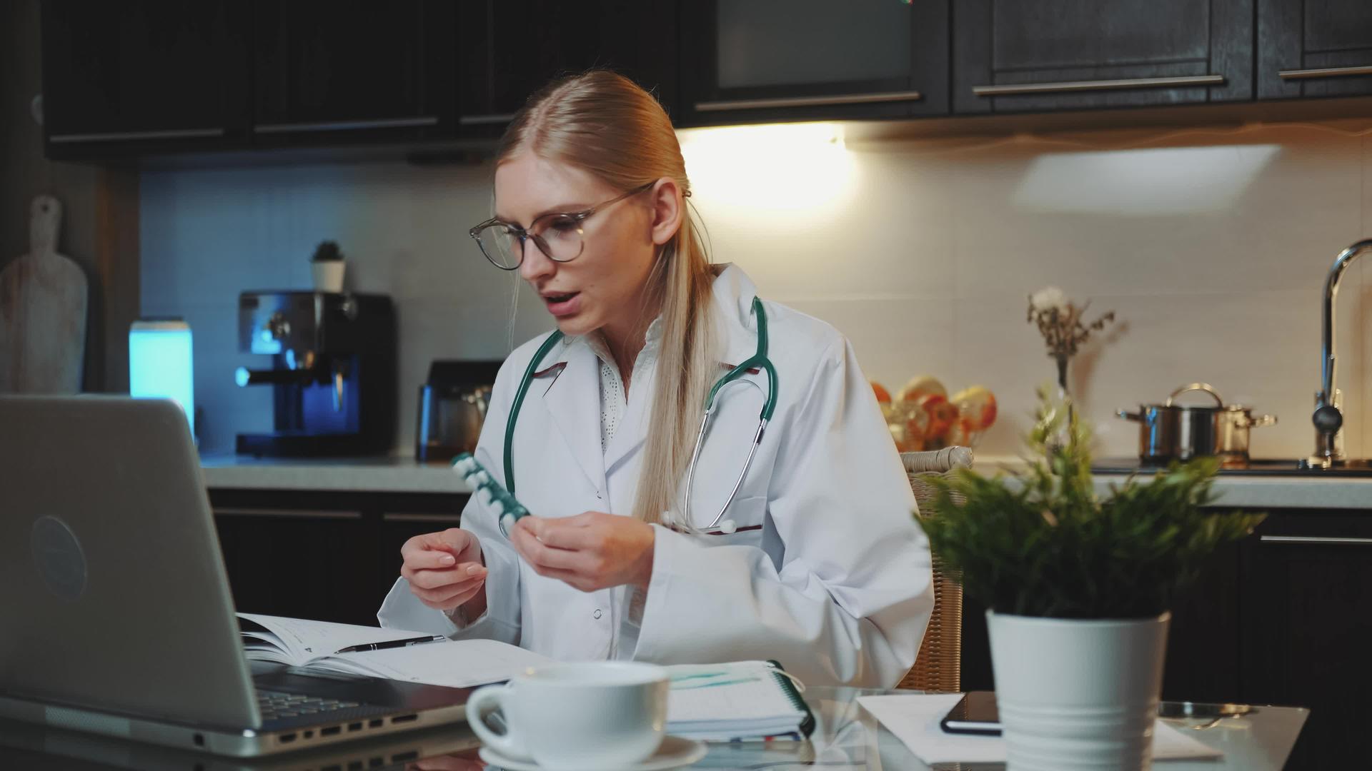 女医生解释如何吃药视频的预览图