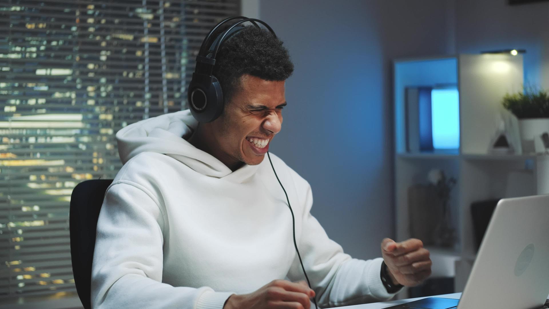 在计算机上赢得在线游戏的非洲耳机玩家中中镜头视频的预览图