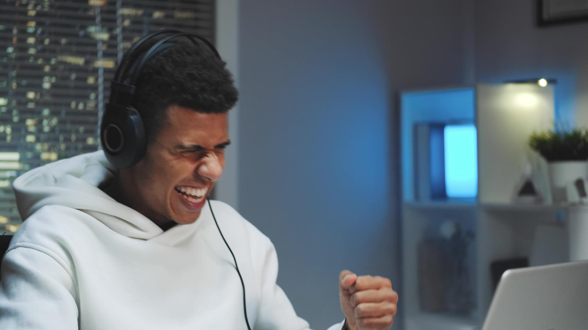 在电脑上赢得在线游戏的耳机中近距离拍摄非洲玩家视频的预览图