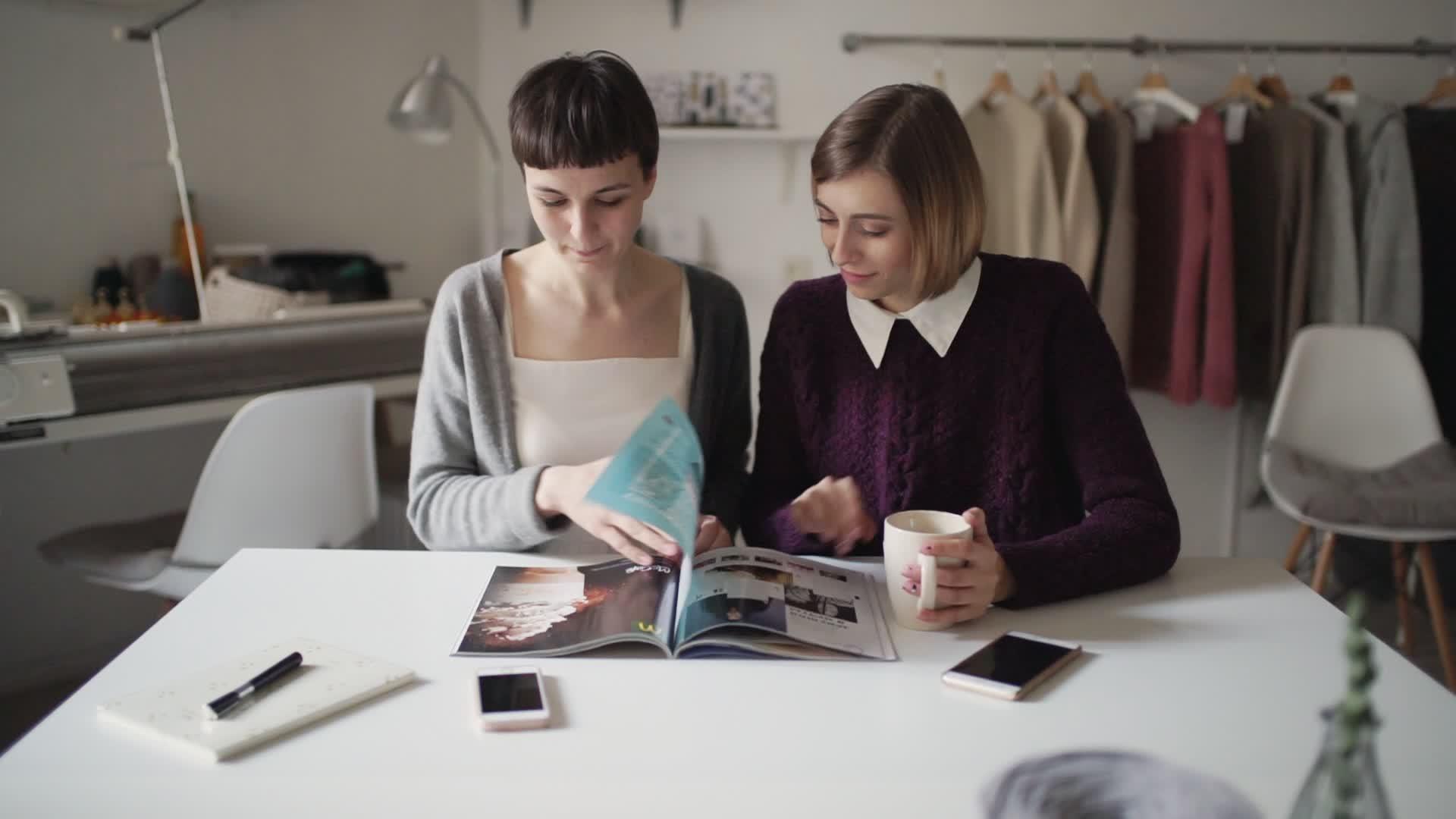 两个女人一起度过闲暇时间阅读杂志视频的预览图