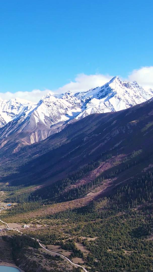 雪山下的天然湖泊大自然视频的预览图