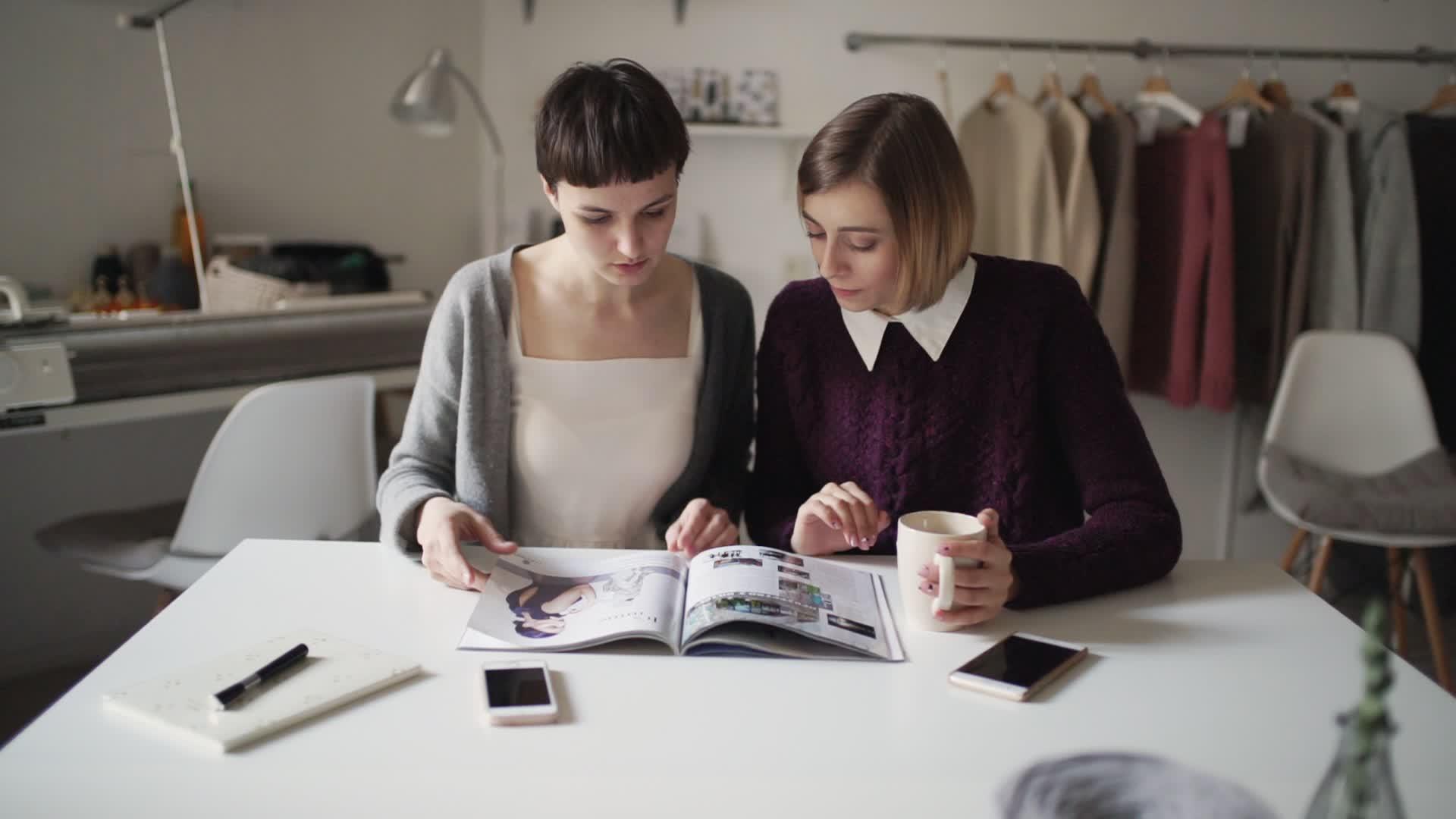 女性杂志《看时尚》杂志两姐妹一起阅读视频的预览图