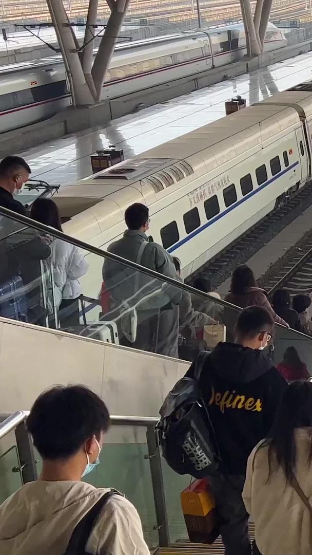 城市春运高峰期高铁站台上车的旅客素材视频的预览图