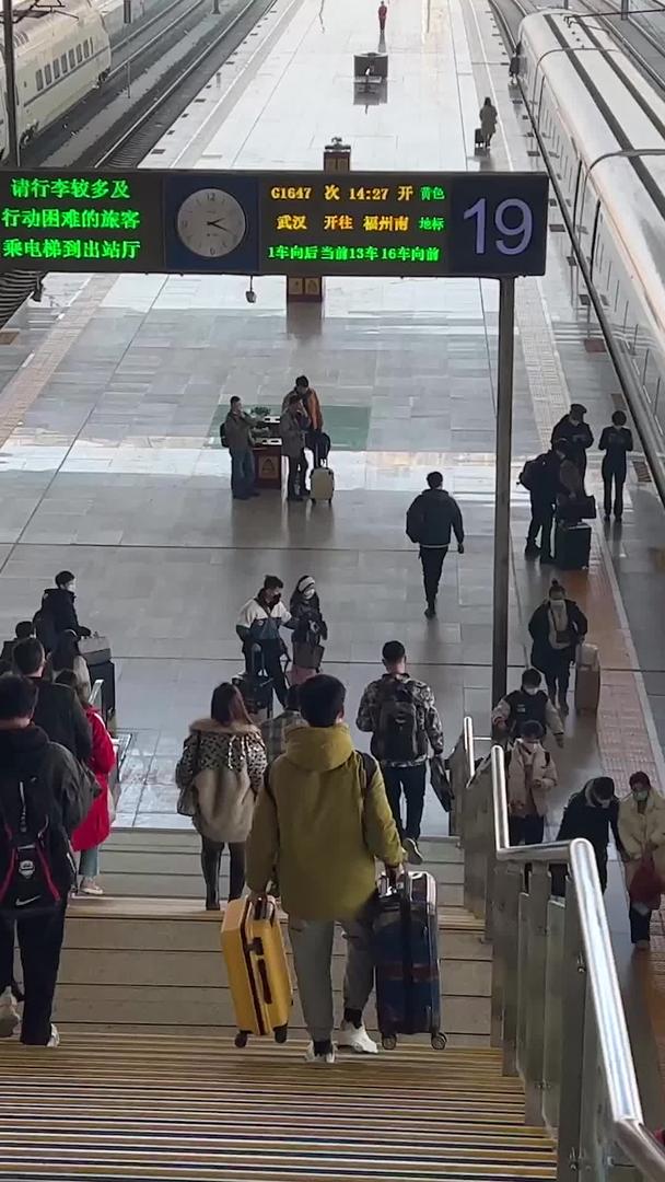 城市春运高峰期高铁站台上车的旅客素材视频的预览图