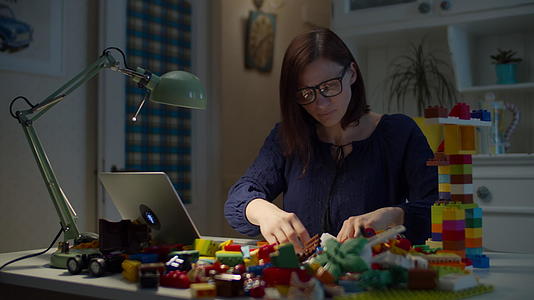 一群30多岁的年轻母亲把一堆儿童玩具放在家里的工作桌上视频的预览图