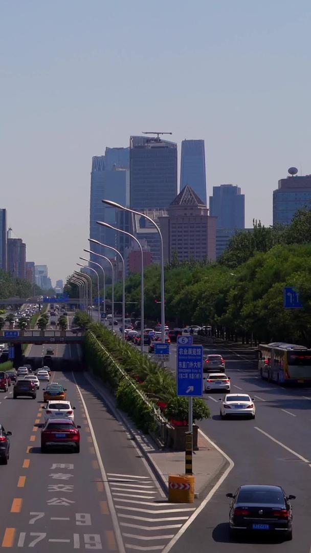北京东三环北路中国尊国贸地标交通延迟视频的预览图
