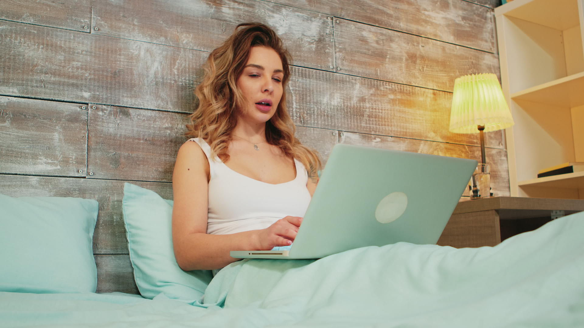 睡衣穿睡衣caucasians女人在笔记本电脑上视频的预览图