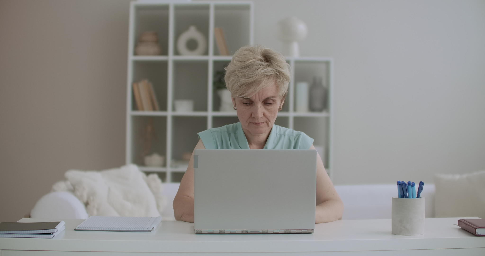 中年妇女在家使用笔记本电脑视频的预览图