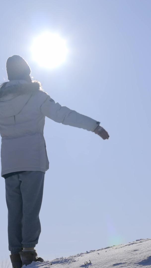 冬日雪景美女展开拥抱太阳视频的预览图