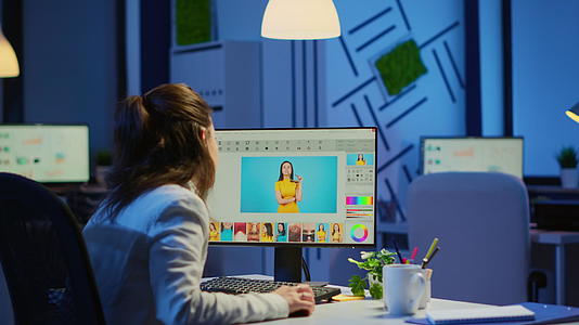 女性使用笔记本电脑在电脑上加班视频的预览图