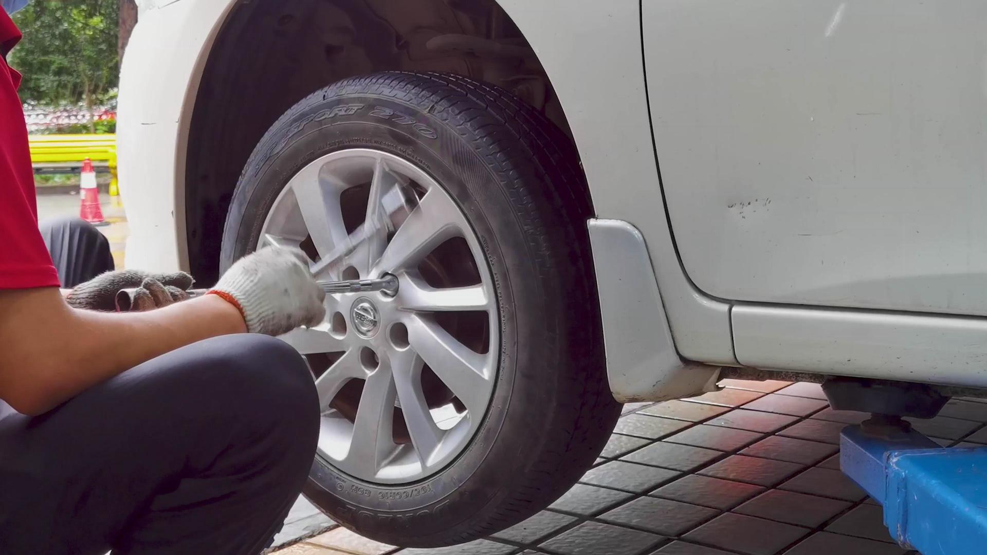 汽车行轮胎安装施工4K素材视频的预览图