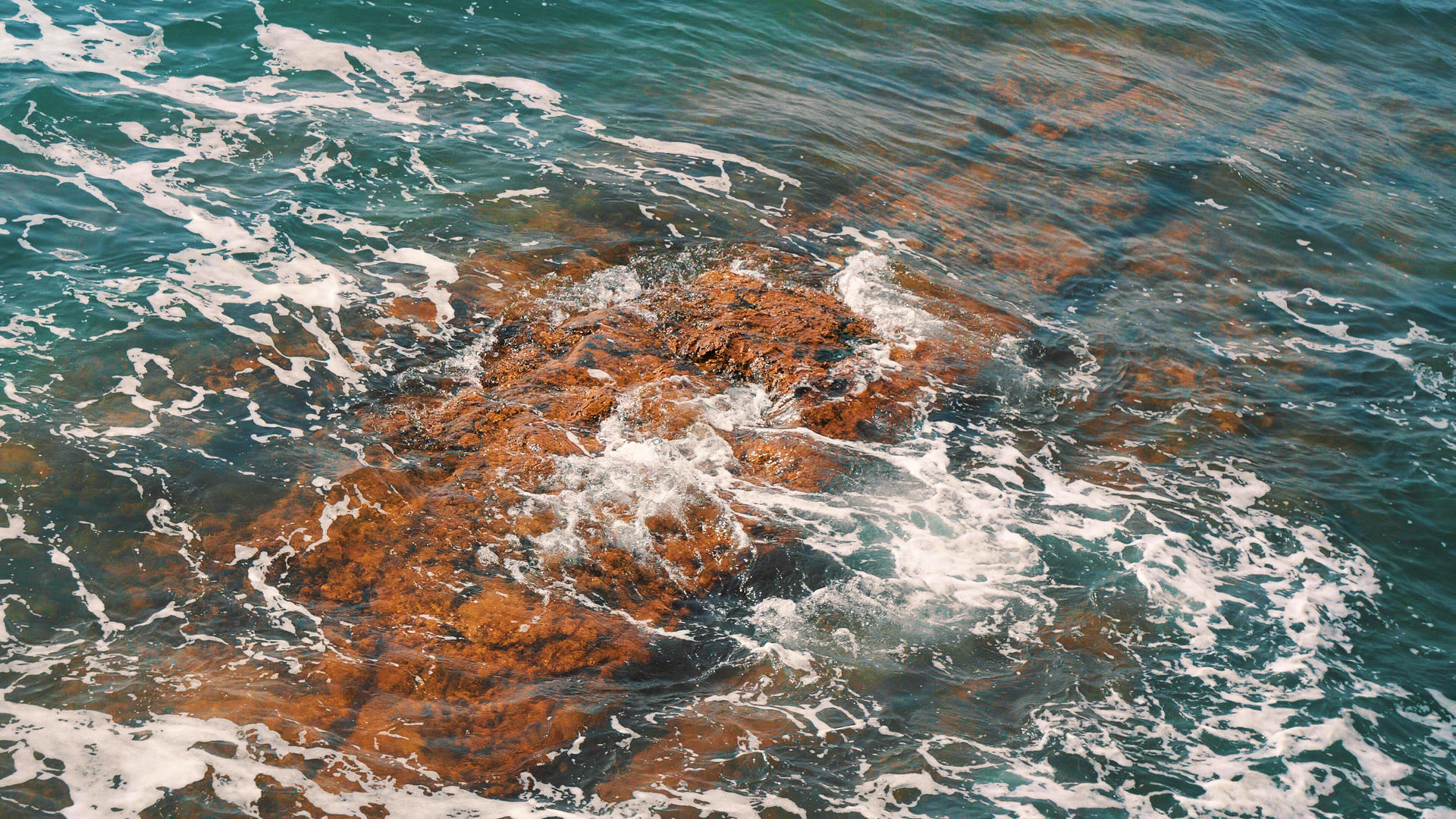 4k海边海水撞击石头唯美升格镜头视频的预览图