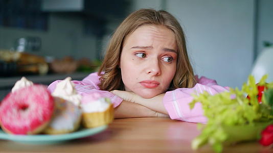 蔬菜和糖果是年轻女性的选择视频的预览图