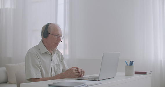 男性退休返聘做客服视频的预览图