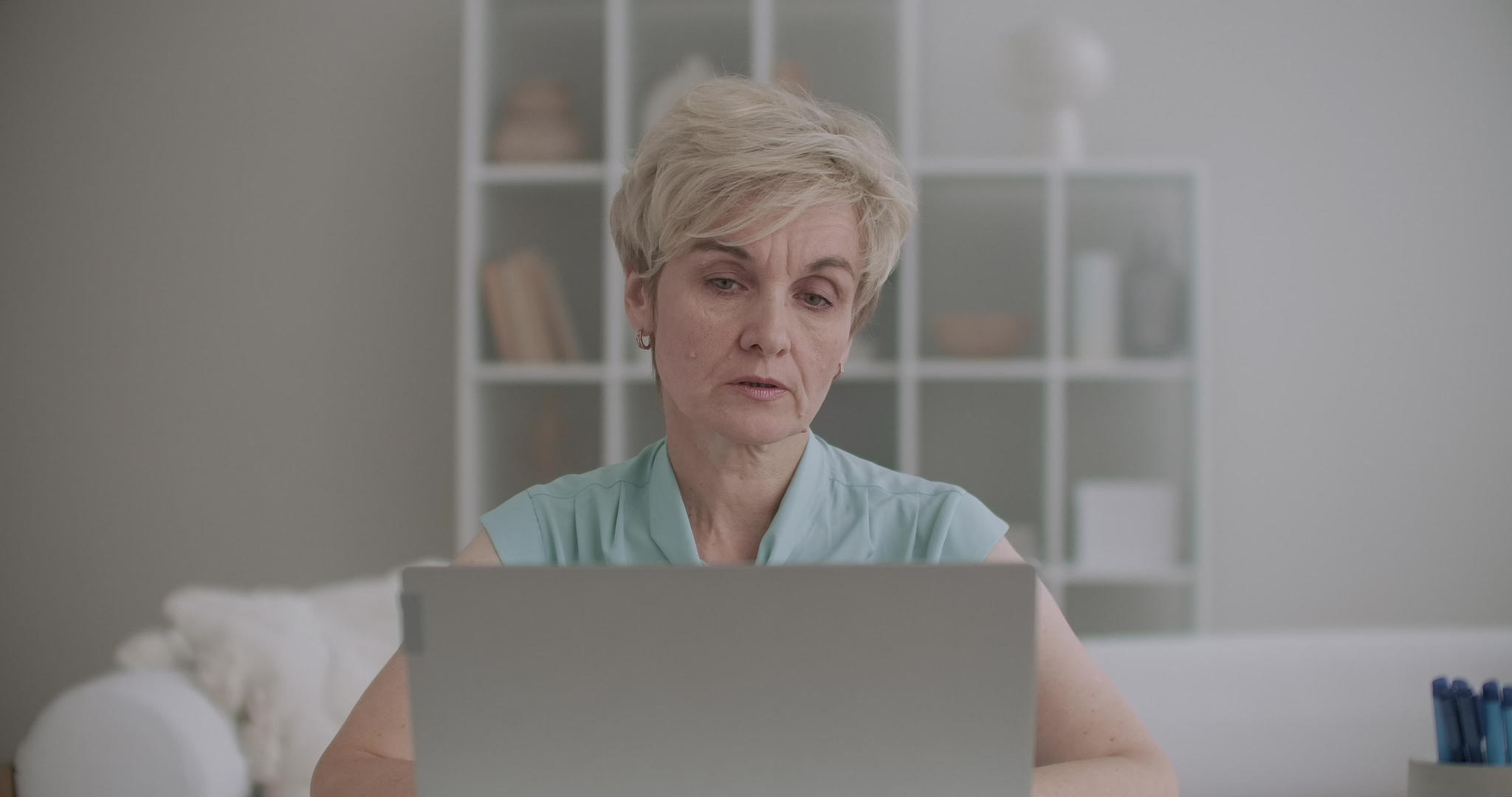 女人用笔记本电脑在家工作视频的预览图