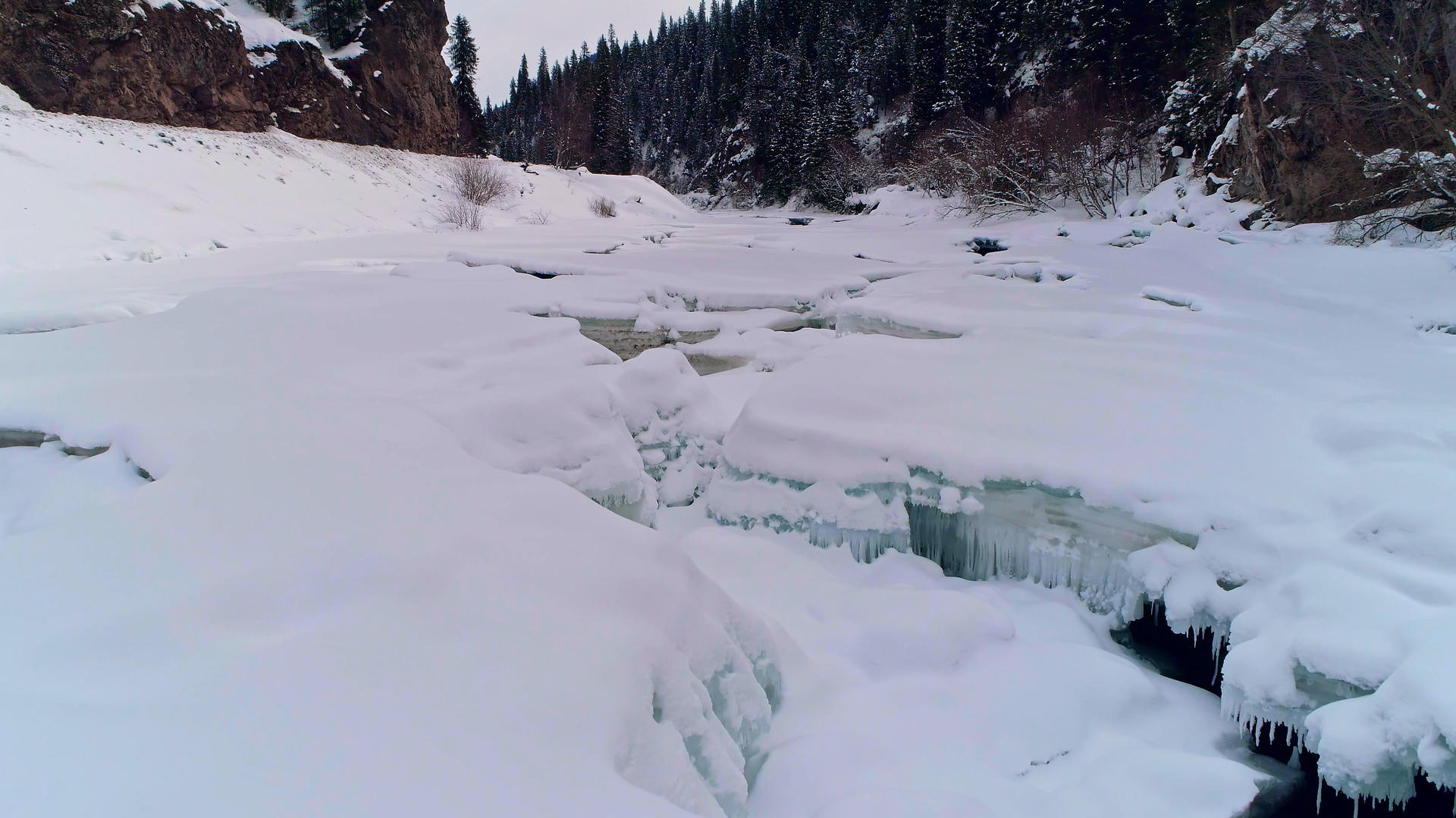 冰川融雪航拍视频的预览图