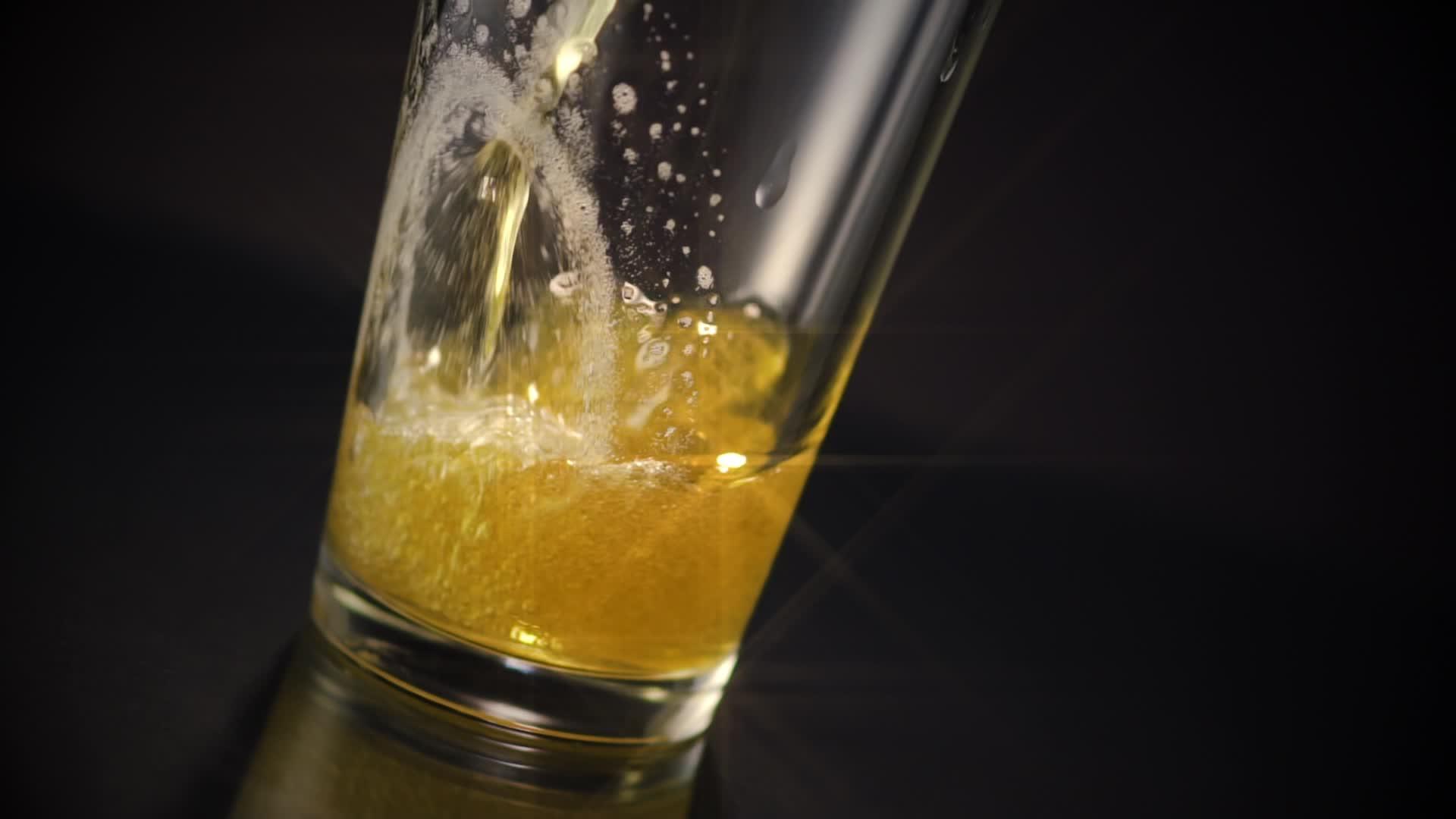 啤酒杯倒星玻璃过滤器视频的预览图