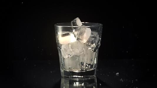 冰杯里倒入威士忌视频的预览图