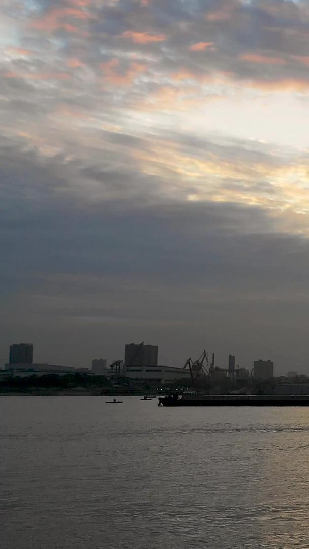 武汉鹦鹉洲长江大桥清晨黎明时分的航拍以及交通视频的预览图
