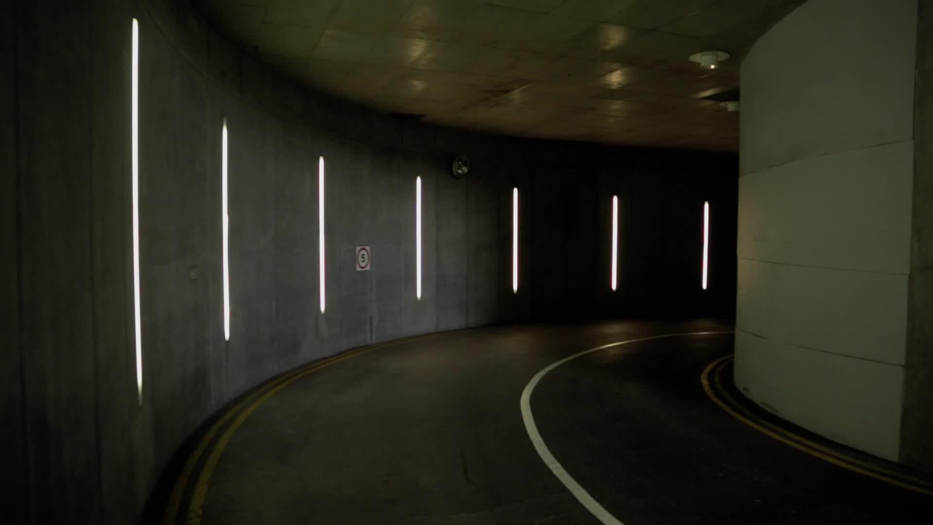 驾驶汽车进入地下停车场的隧道并使用它视频的预览图