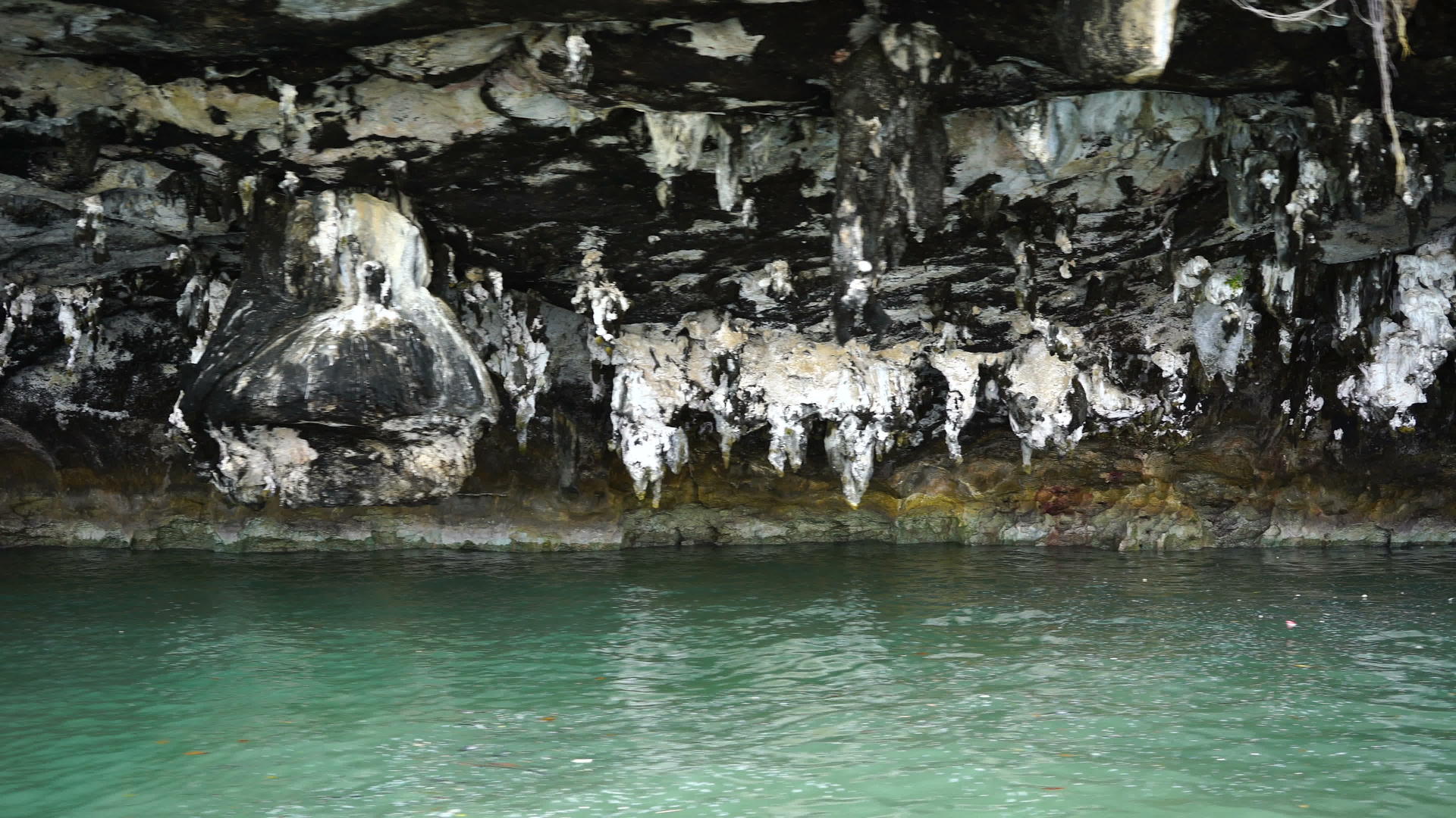 海洋中岛屿脚下的石化视频的预览图