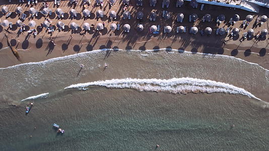 地中海地形希腊海滩酒吧景观无人机仍与身份不明的游泳视频的预览图