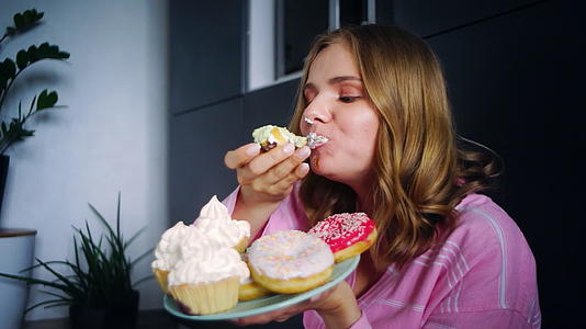 女人喜欢奶油蛋糕甜饼干视频的预览图