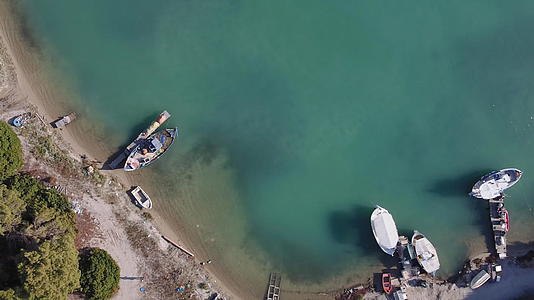 沿海无人驾驶飞机顶部的场景是停泊在环礁湖上和绿化种植园视频的预览图