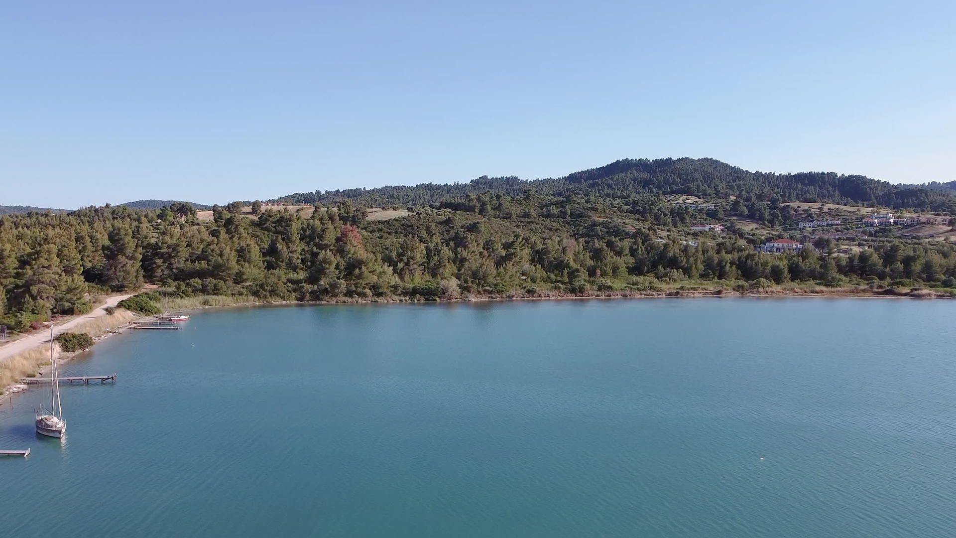 沿海无人驾驶飞机使用停泊船拍摄的海景视频的预览图