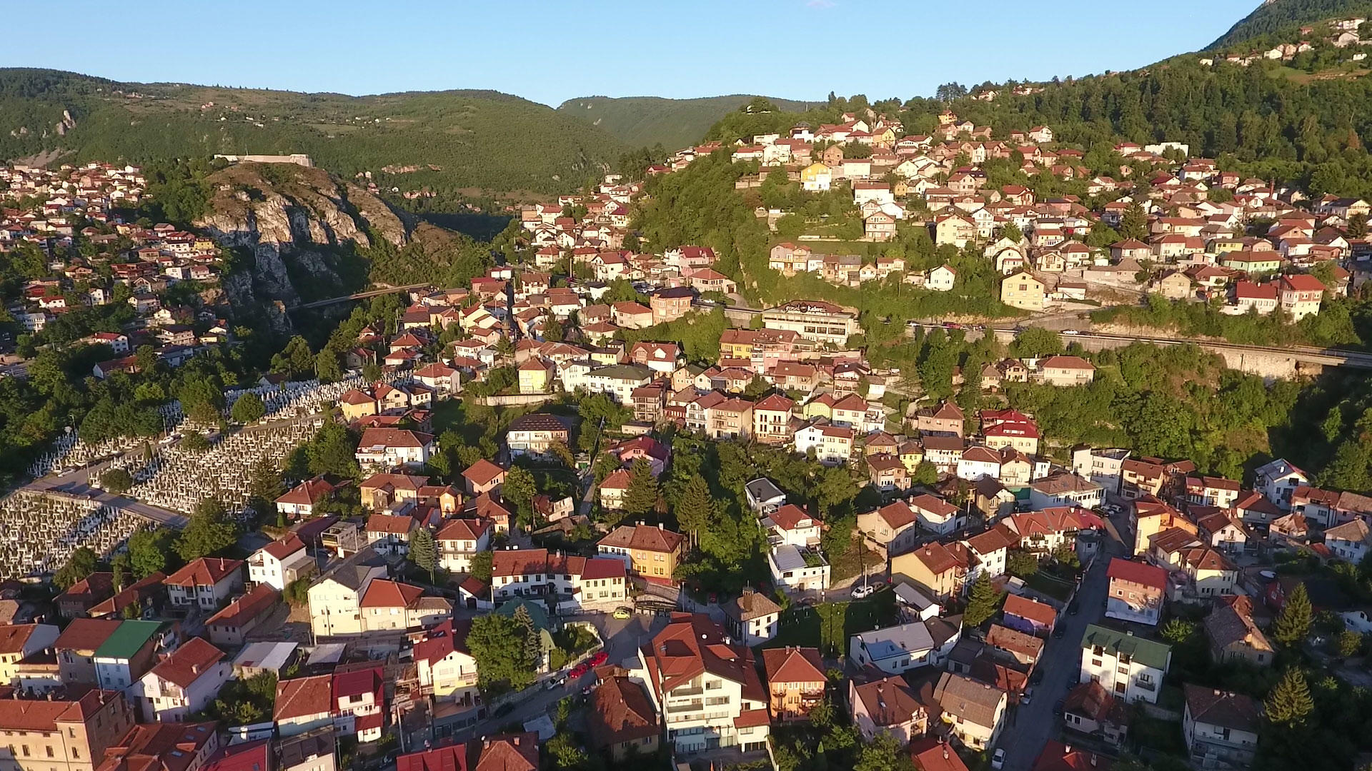 塞尔维亚萨拉热窝城市高清航拍全景视频视频的预览图