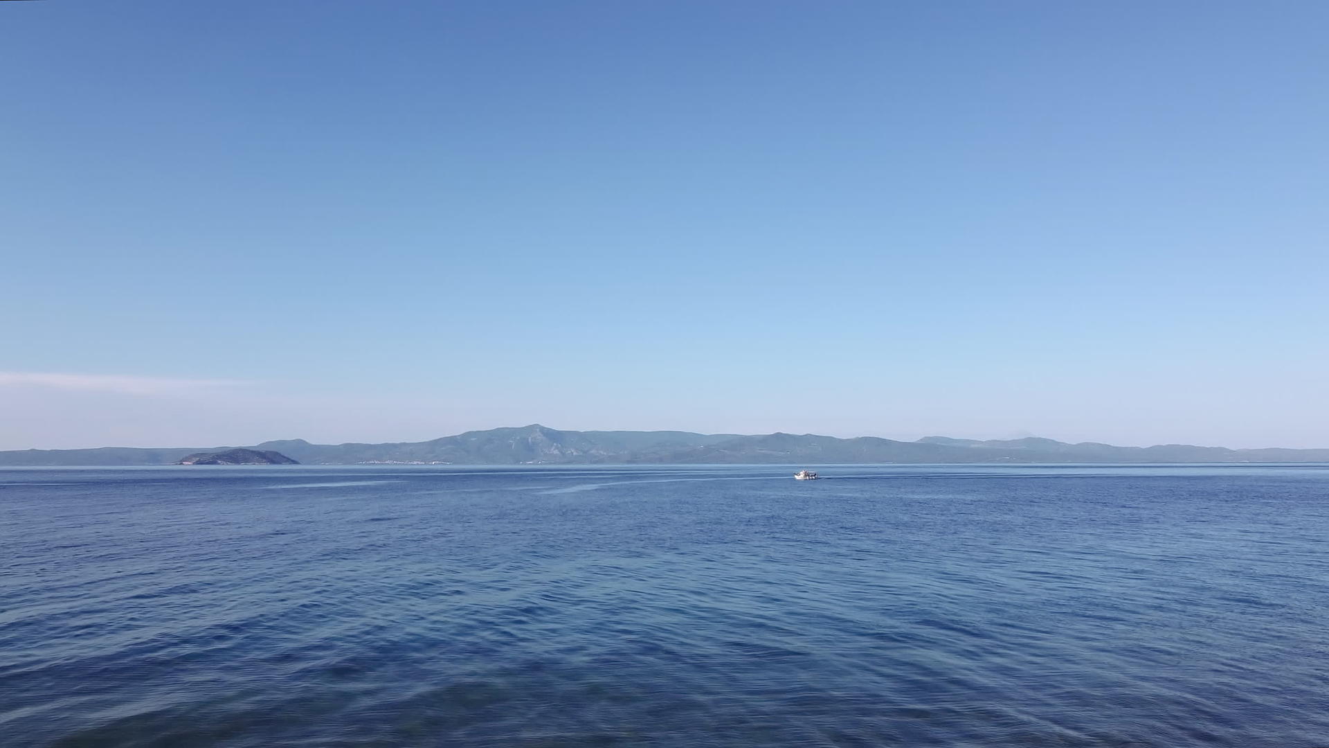 无人驾驶飞机在希腊平静的海面上拍摄渔船视频的预览图