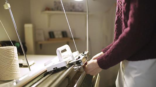 创意女性在纺织车间为工作准备编织机视频的预览图