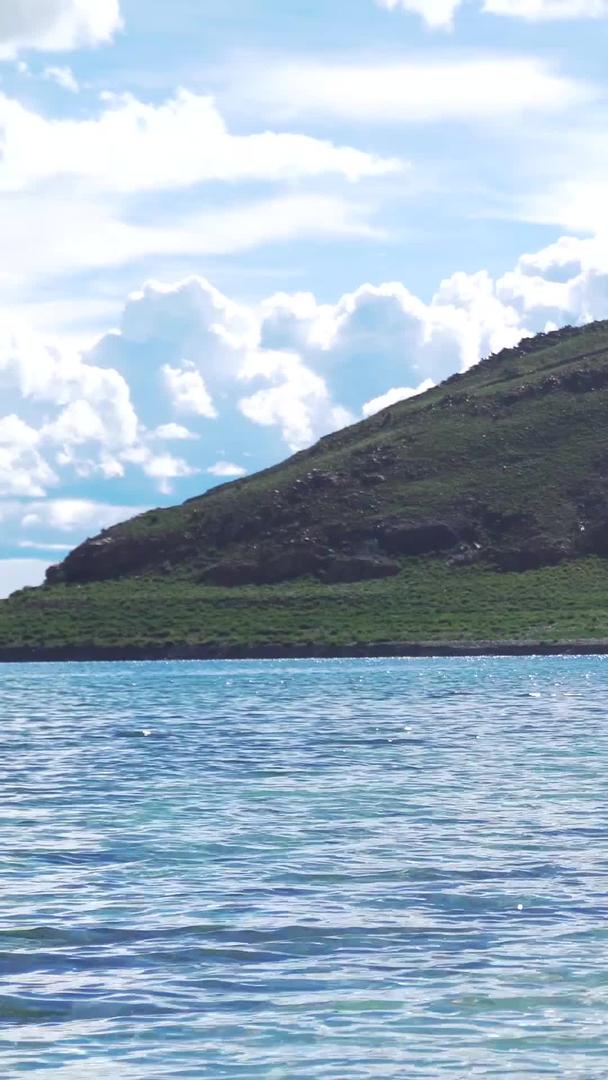 高原海边湖水波光粼粼视频的预览图
