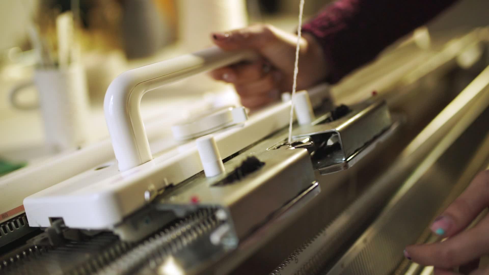女性在编织机上工作使用手动编织机生产视频的预览图