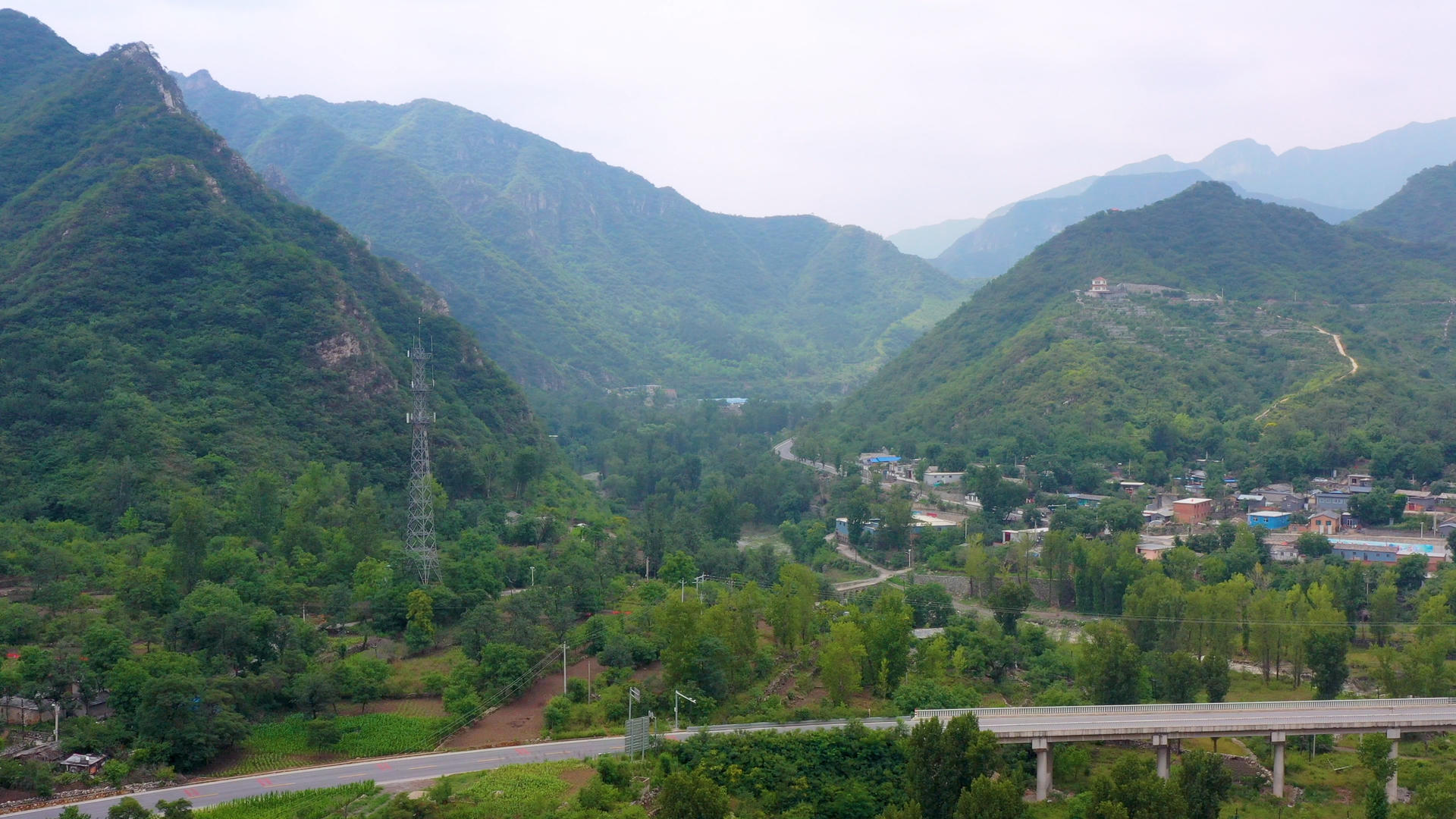 航拍北京周边的深山里的村庄视频的预览图