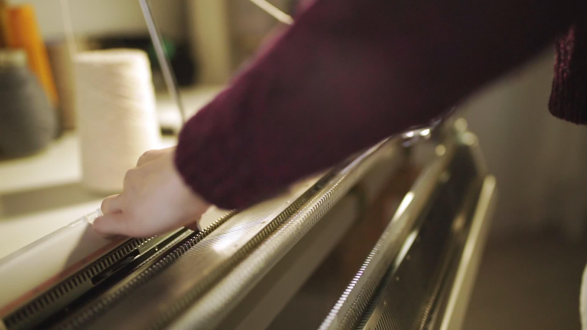 编织机女手缝纫车间视频的预览图