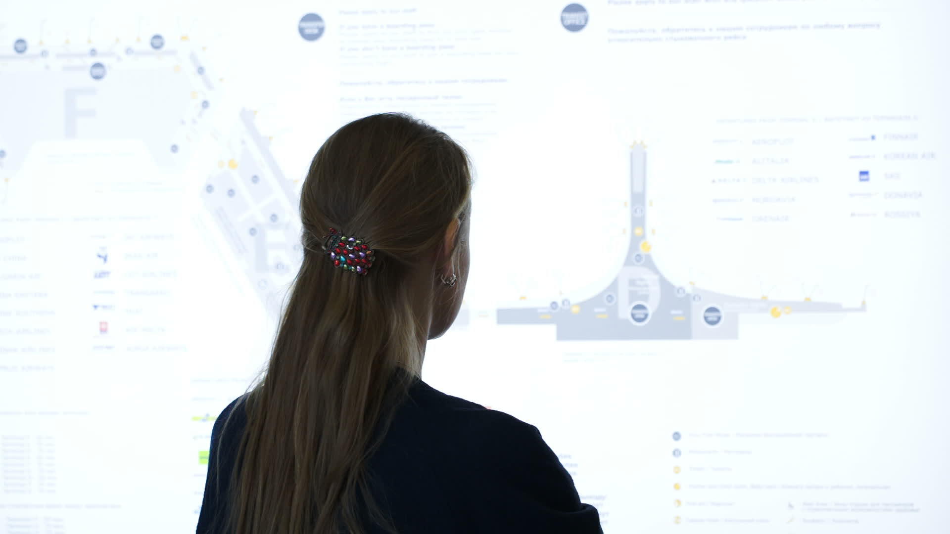 女性在机场或贸易中心探索地图视频的预览图