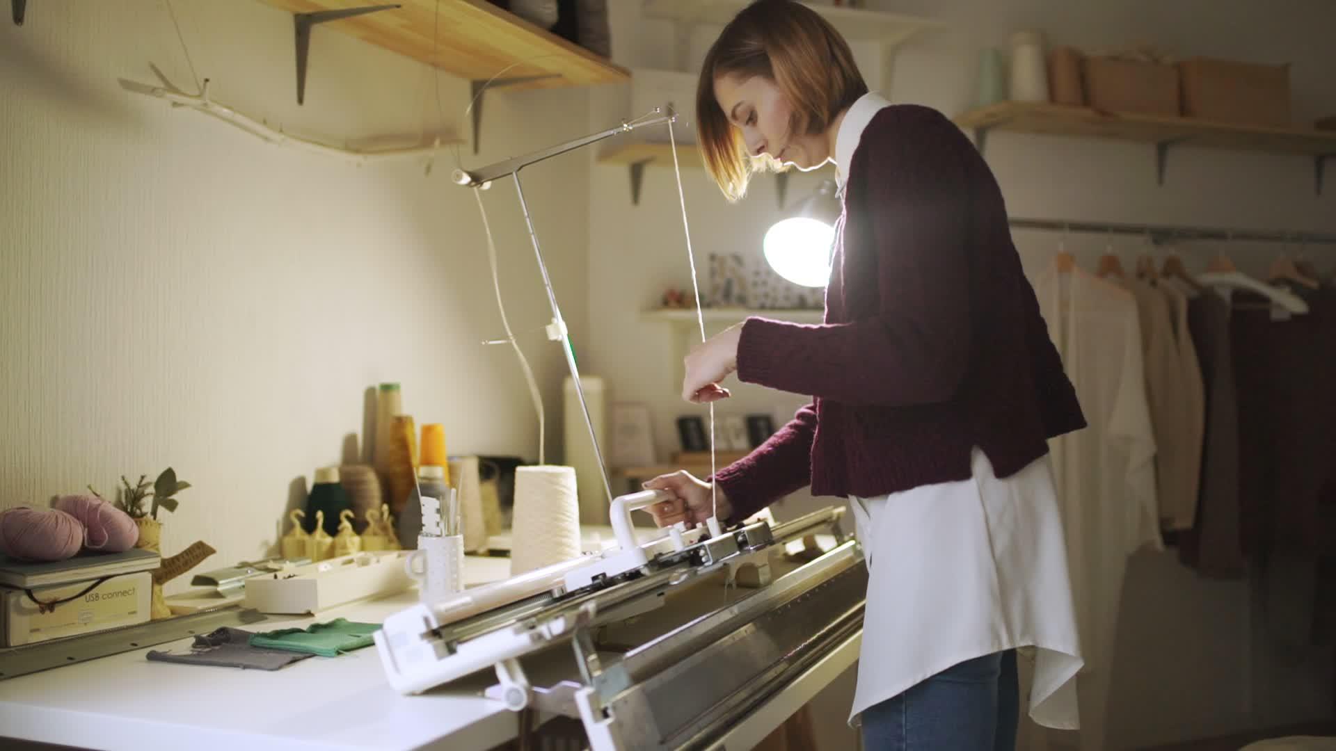 年轻女性在家庭工作坊工作视频的预览图