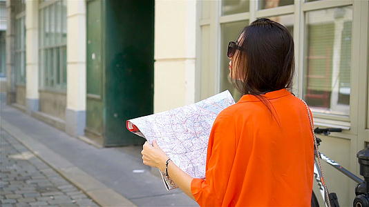 女游客在度假期间Venna用地图去欧洲视频的预览图