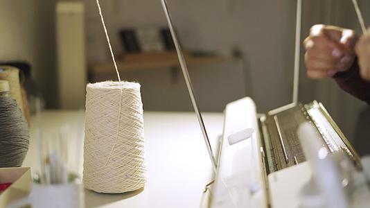车间针织机上的女工手工织物视频的预览图