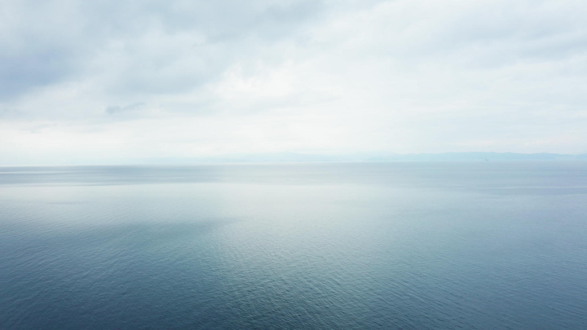 蓝色的水飞过平静的公海无人驾驶的无人飞机视频的预览图