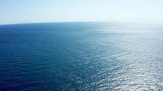 飞越美丽的蓝海视频的预览图