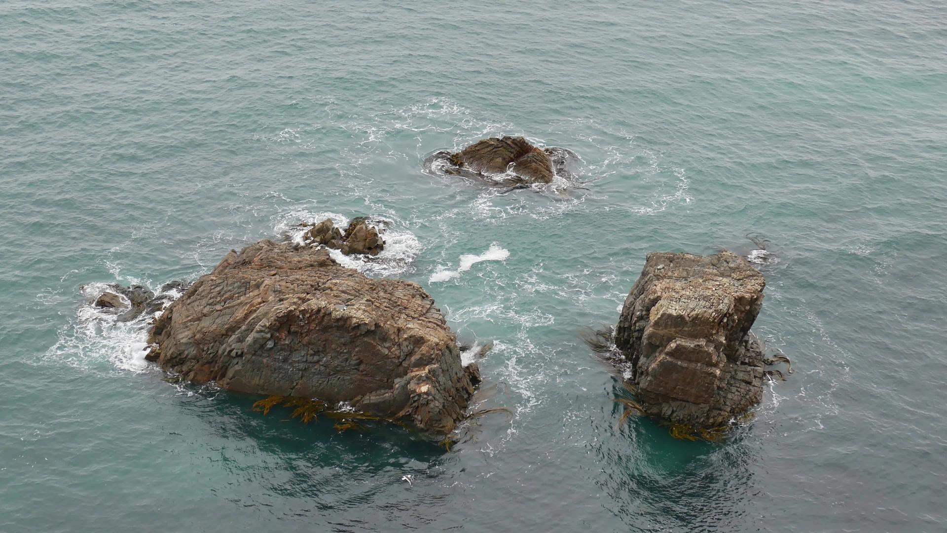岩石形成在金砖点的海面上视频的预览图