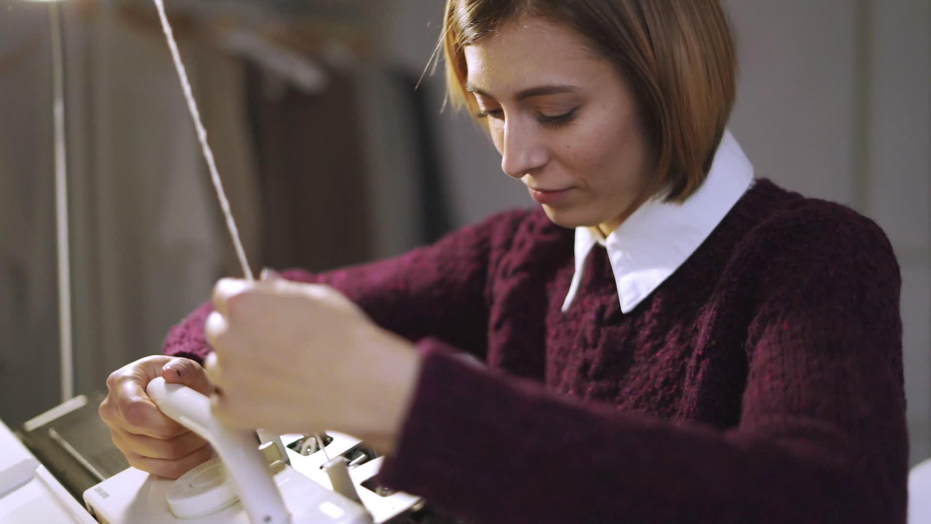 在车间织机上编织织物的工艺视频的预览图